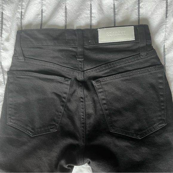 RE/DONE 90’s High Rise Ankle Crop in Jet Black denim with knee rips and hole - Picture 4 of 6